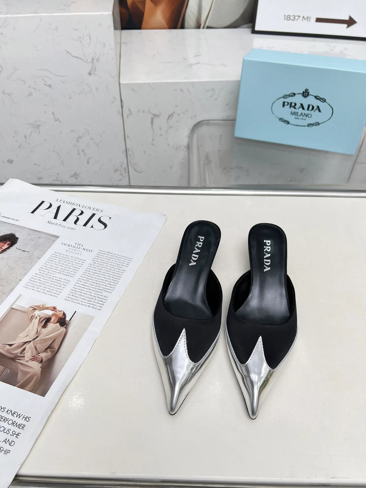 👟👟Ex-factory price 520👟👟 🏧2025 T show Mule shoes, silk pointed toe series🏧 (highest version with top packaging) PRADA 2025𝐬𝐬Prada new product, (top version) is coming! prada25 "T-stage show style" mainly promotes hot-selling styles, made of silk material and TPU Muller series spring and summer single shoes and sandals series. Made of high-quality silk satin and Tpu mirror material, a full range of simple light plate logo hot stamping. ——————————————————❣️ 2025SS PRADA spring and summer simple style, it looks so good. Various Internet celebrities have planted popular styles, awakening the imagination of skirt trains, corsets and bra curves, streamlined to the extreme ~ super popular series of hot products, with iconic logos on the heels or on the feet, as well as prismatic pointed toes, and angular lines are clearly defined.  Prada spring2025’s latest presentation is also wonderful with different styles! This season's Prada styles are simpler in design than before. They don't deliberately pursue a trendy or sporty feeling. They are all natural. The colors are also made of bright spring and summer eye-catching colored silks with pointed toes. They are so simple and beautiful. 😋The original shoes are developed and purchased from Italian counters, and are reproduced 1:1 according to the original taste. The newly opened low heel of 4cm has the same concave and convex height as the original version, creating a variety of sandals and slippers: low heel, pointed toe and half drag. 💛❤️ 💛❤️ ⚛Baotou low heel 4cm. ⚛Sale size: 35-41 (customized at 42.43) ⚛Top silk satin fabric + sheepskin lining + Italian triple-A cowhide bottom. 💙"Multiple colors, all official colors can be produced".